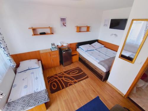 a small room with two beds and a mirror at Willa Barbara in Tupadła