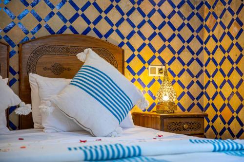 Ένα ή περισσότερα κρεβάτια σε δωμάτιο στο Riad Amir - Fez Mystique