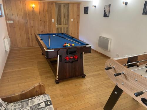 a room with a pool table in a room at Mont Milo, Spacieux, 5ch, Sauna, Billard, Babyfoot, Borne de recharge électrique in Briançon