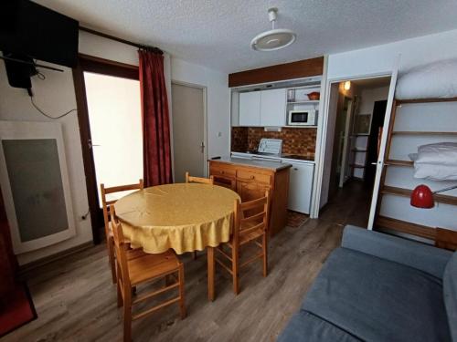 une cuisine et une salle à manger avec une table et des chaises dans l'établissement Résidence Chalmettes - Studio 4 pers. - Skis aux pieds MAE-8764, à Montgenèvre