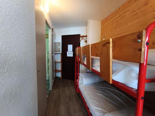 En eller flere senge i et værelse på Résidence Chalmettes - Studio 4 pers. - Skis aux pieds MAE-8764