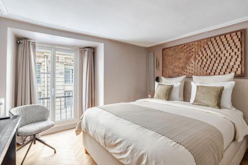 une chambre avec un grand lit blanc et une fenêtre dans l'établissement Luxury Living in Paris 1er - Palais Royal, Victoires-louvre, à Paris