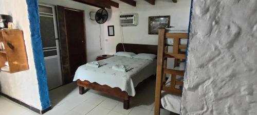 a bedroom with a bunk bed and a ladder at Hospedaje Turistico Angula Place in San Andrés