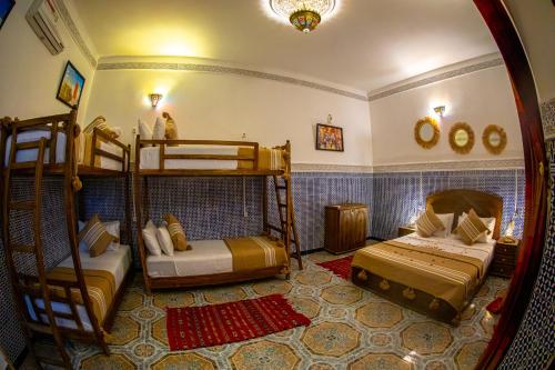 Ένα ή περισσότερα κρεβάτια σε δωμάτιο στο Riad Amir - Fez Mystique