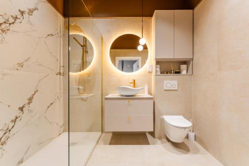 un bagno con wc, lavandino e doccia di Hevenia Mrzeżyno Apartament 74 Widok na Morze a Mrzeżyno