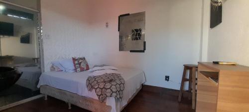 a small bedroom with a bed and a dresser at Hospedagem da Néli in Aparecida