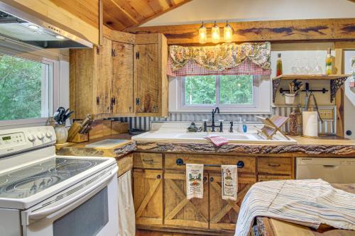 Φωτογραφία από το άλμπουμ του 20-Acre Cabin with Pond 5 Mi to Biltmore Estate! σε Asheville