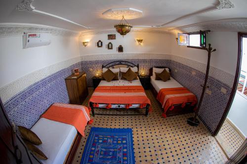 Ένα ή περισσότερα κρεβάτια σε δωμάτιο στο Riad Amir - Fez Mystique