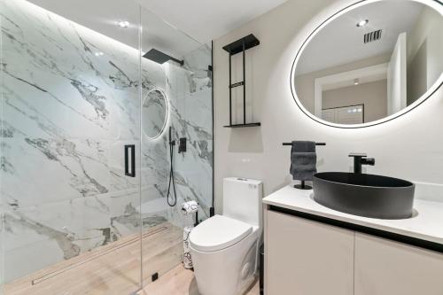 Ένα μπάνιο στο Luxury Lake View Heated Pool, Spa & Game Room L73