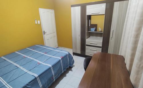 a bedroom with a bed and a table and a mirror at Departamento Total en Santa Cruz - A in Santa Cruz de la Sierra