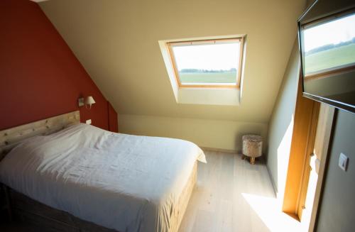 a small bedroom with a bed and a window at Kokkelikoo in Blankenberge