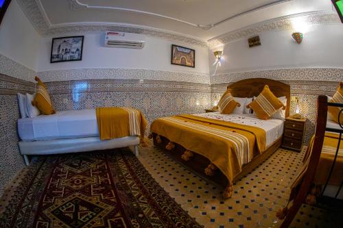 Ένα ή περισσότερα κρεβάτια σε δωμάτιο στο Riad Amir - Fez Mystique