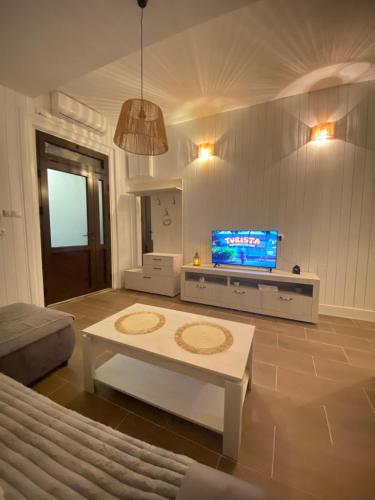 Μια τηλεόραση ή/και κέντρο ψυχαγωγίας στο Baja's Garden Apartman