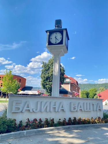 Φωτογραφία από το άλμπουμ του Baja's Garden Apartman σε Bajina Bašta