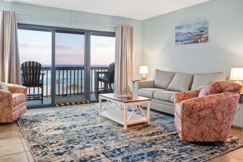 セントジョージ島にあるSunny Beach Beach Front POOLのソファとテーブルのあるリビングルーム