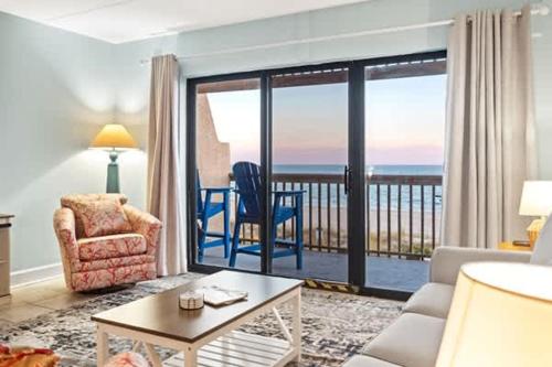 セントジョージ島にあるSunny Beach Beach Front POOLの海の見えるリビングルーム