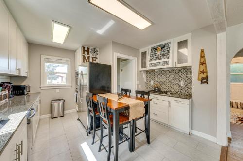 Η κουζίνα ή μικρή κουζίνα στο 2 Mi to Dtwn Family Home in Cheyenne!