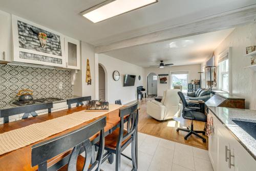 Η κουζίνα ή μικρή κουζίνα στο 2 Mi to Dtwn Family Home in Cheyenne!