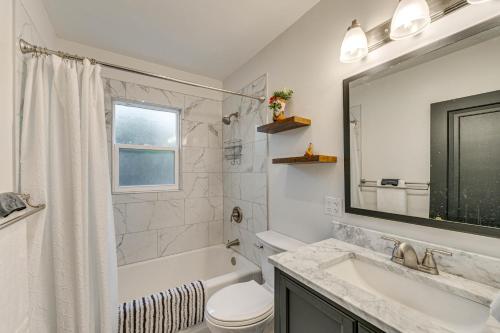 Ένα μπάνιο στο 2 Mi to Dtwn Family Home in Cheyenne!