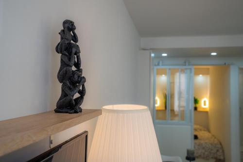 a lamp sitting on top of a counter in a room at Le Chativesle - Centre - Erlon in Reims