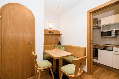 Apartments - Pension Florianにあるキッチンまたは簡易キッチン