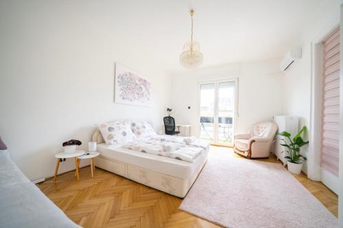 Pozsonyi Street 3BR, Balcony Family Retreat