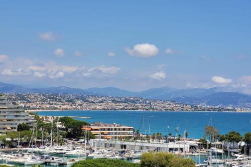 une vue d'un port avec des bateaux dans l'eau dans l'établissement Lovely studio in Marina Baie des Anges, à Villeneuve-Loubet