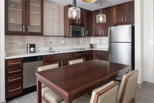 Η κουζίνα ή μικρή κουζίνα στο Residence Inn Rochester Henrietta