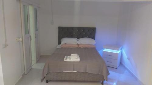 a bedroom with a large bed with a nightstand and a bed sidx sidx sidx at Hostal Villa Laurita in Riofrío