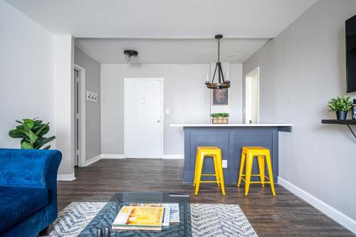 Телевизор и/или развлекательный центр в ATL Downtown 2BR King Bed Free Parking LM1902