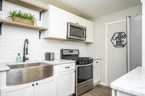 Кухня или мини-кухня в ATL Downtown 2BR King Bed Free Parking LM1902
