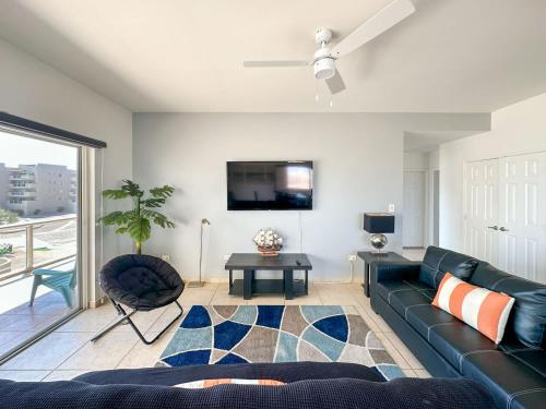 A television and/or entertainment centre at Relaxing Getaway 2BR Condo