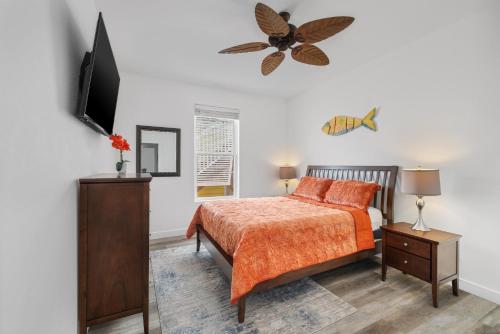 Postel nebo postele na pokoji v ubytování Coconuts RV Resort