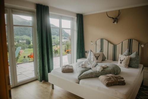 Una cama o camas en una habitación de Haus Bergfrieden