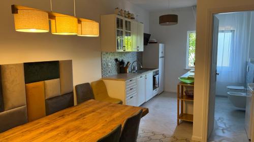 Una cocina con una mesa de madera y un comedor. en Vera Italia, en Ladispoli