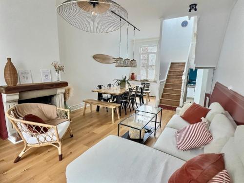 ベルク・シュル・メールにあるVilla Berckoise - Vue mer - 30M plage - 8 persのソファとテーブルのあるリビングルーム