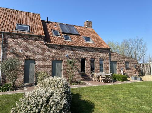 a brick house with solar panels on the roof at Kokkelikoo in Blankenberge
