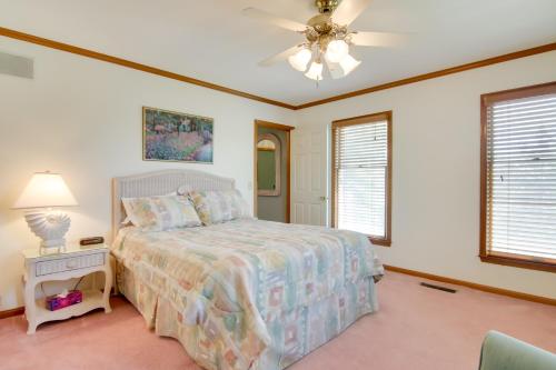 Una cama o camas en una habitación de Canal-Front Getaway with Deck and Dock in Ocean City