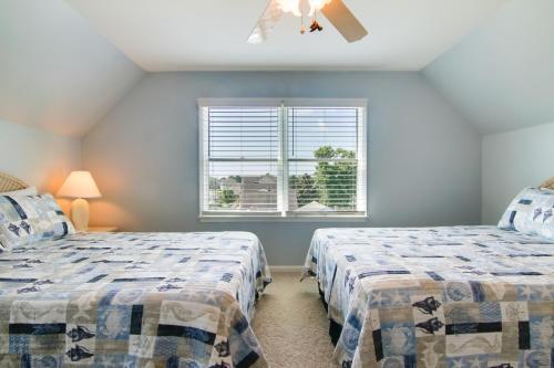 Una cama o camas en una habitación de Canal-Front Getaway with Deck and Dock in Ocean City
