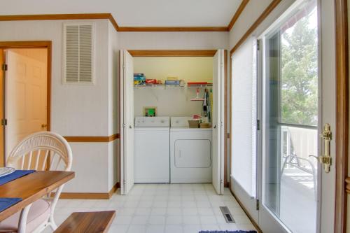 Una cocina o cocineta en Canal-Front Getaway with Deck and Dock in Ocean City