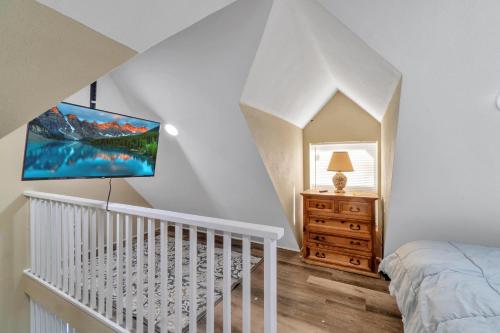 En eller flere senge i et værelse på By the Bayou, Thanksgiving Stays Get 50 Gift Card