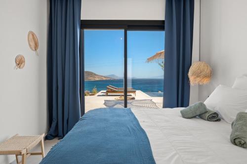 Ένα ή περισσότερα κρεβάτια σε δωμάτιο στο Luxury villa with private infinity pool and stunning sea view