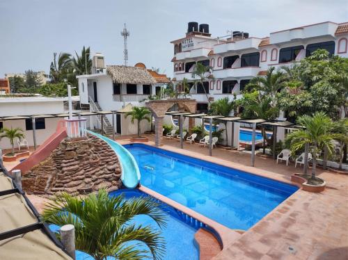 Hotel Real del Quijote a sólo 50 metros de la playaの敷地内または近くにあるプール
