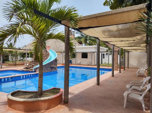 Hotel Real del Quijote a sólo 50 metros de la playaの敷地内または近くにあるプール