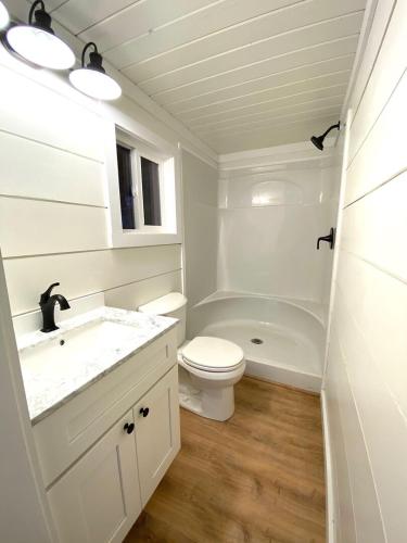 Koupelna v ubytování Cozy Cache Vista Tiny House with Summer Rates
