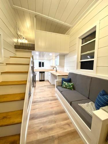 Posezení v ubytování Cozy Cache Vista Tiny House with Summer Rates
