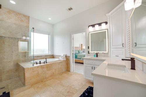 Ένα μπάνιο στο Sprawling Countryside Home in Dallas Area