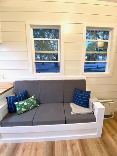 Posezení v ubytování Cozy Cache Vista Tiny House with Summer Rates