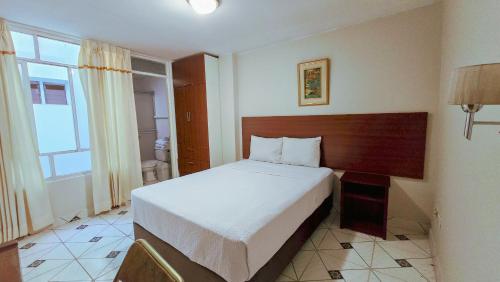 a bedroom with a large bed in a room at Manta Hotel Tacna in Tacna