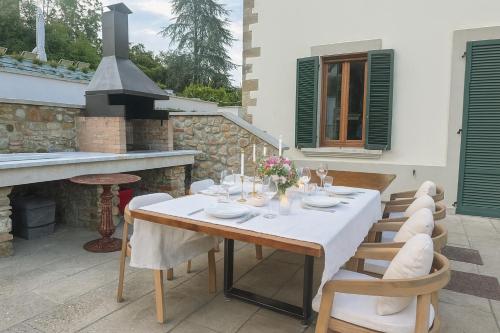 a dining table and chairs with a fireplace at Villa La Gioconda in Arezzo